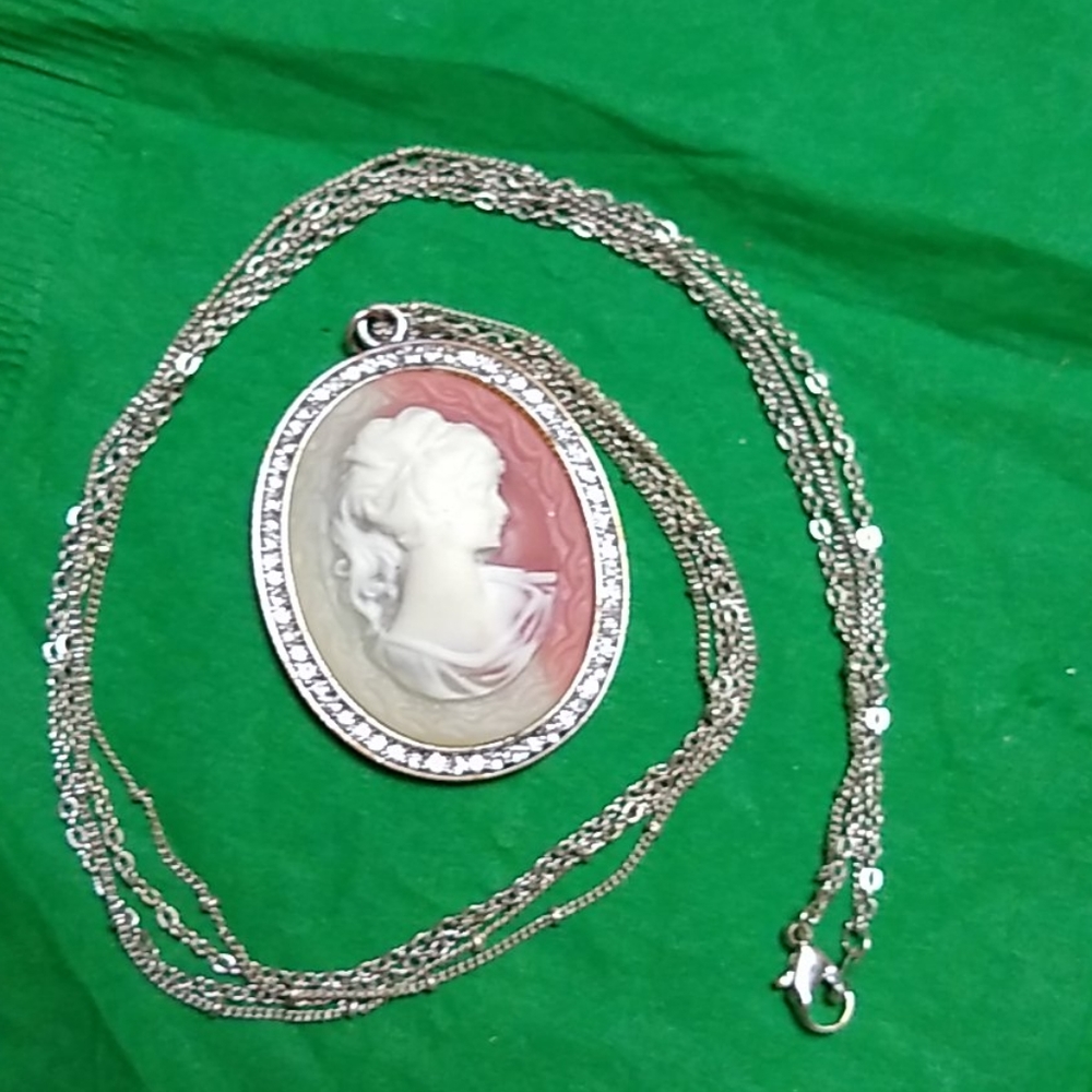 Vintage cameo girl necklace..
